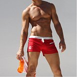 Красные мужские плавки-хипсы с контрастным поясом