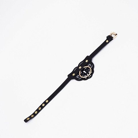 Черный чокер с клепками и золотистой фурнитурой